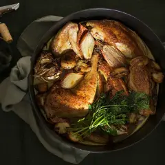 Brathähnchen mit Zwiebeln und Pilzen, dazu ein Glas Wein, das den **Riesling Geschmack** unterstreicht.