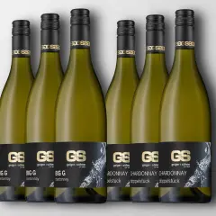Sechs Flaschen Chardonnay von "BIG G" im Vergleich zu Pinot Grigio. Elegante goldene Etiketten auf schwarzem Grund.