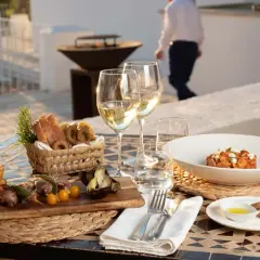 Ein festliches Abendessen im Salento, Italien. Köstliche Speisen, Wein und die warme Abendsonne.