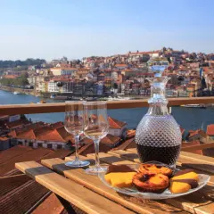 Genießen Sie verschiedene Portwein-Sorten mit Gebäck und Blick auf Porto.