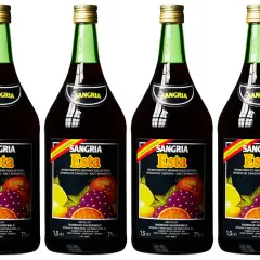 Sechs Flaschen Sangria "Esta" mit 7% vol. Alkoholgehalt, dekoriert mit Früchten.
