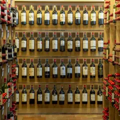 Weinregale voller Flaschen, darunter viele aus Saint-Émilion. Eine beeindruckende Auswahl für Weinliebhaber.