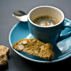 Ein Espresso mit Cantuccini und braunem Zucker, perfekt zum Genießen eines italienischen Dessertweins.
