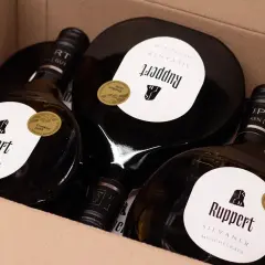 Mehrere Flaschen Ruppert Silvaner Muschelkalk, der beste Silvaner aus Franken, in einer Kartonverpackung.