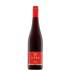 Flasche Rotwein der Marke HAHN, Sorte Regent, mit rotem Etikett und Hahn-Logo.