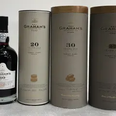 Flaschen und Röhren von Graham's Portwein: 10, 20, 30 und 40 Jahre alt. Ein Unterschied zwischen Portwein und Rotwein ist die Reifezeit.