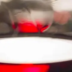 Ein Glas mit tiefrotem Wein, das als Rotwein-Ersatz für ein Gericht dient.