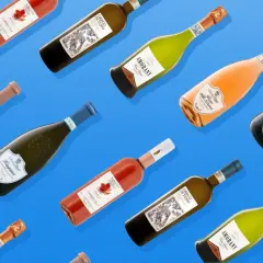 Eine Auswahl an Flaschen, die die 10 besten italienischen Weine repräsentieren könnten: Rosé, Weißwein und Schaumwein.