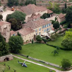 Luftaufnahme des Weinguts Château Miraval mit Hubschrauber auf dem Rasen.