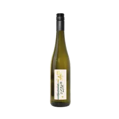 Flasche mit gelbem Etikett, auf dem "Riesling" steht. Ein Wein aus Mainz-Kostheim.