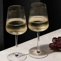 Zwei Gläser Weißwein, vielleicht Sauvignon Blanc und Grauburgunder, stehen bereit. Der Unterschied liegt im Geschmack.
