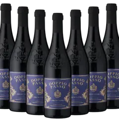 Reihe von Flaschen "Doppio Passo Primitivo" Wein mit dunkelblauen Etiketten und goldener Schrift, vor dunklem Hintergrund.