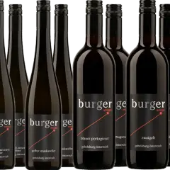 Eine Reihe von Flaschen mit portugieser wein und anderen Weinsorten des Weinguts Burger aus Gobelsburg, Österreich.