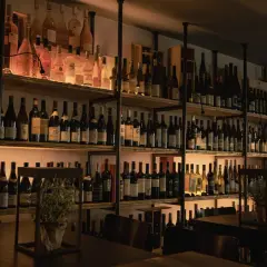 Regale voller Flaschen, die auf einen besonderen Wein aus Hamburg warten.