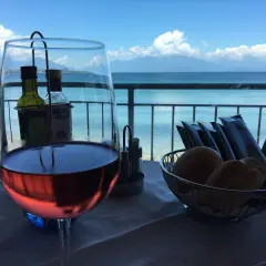 Ein Glas Roséwein und frische Brötchen am Gardasee. Ein echter Geheimtipp Weingut Gardasee für einen entspannten Abend.