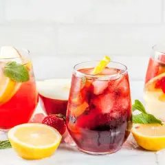 Erfrischendes Rezept für rote Sangria mit frischen Erdbeeren, Zitronen und Minze. Perfekt für heiße Tage!