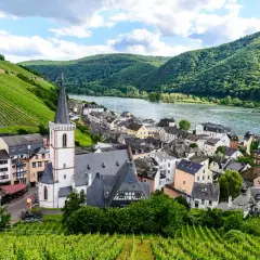Dorf am Fluss mit Weinbergen und Kirche, Deutschland.