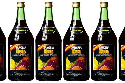 Sechs Flaschen Sangria "Esta" mit 7% vol. Alkoholgehalt, dekoriert mit Früchten.
