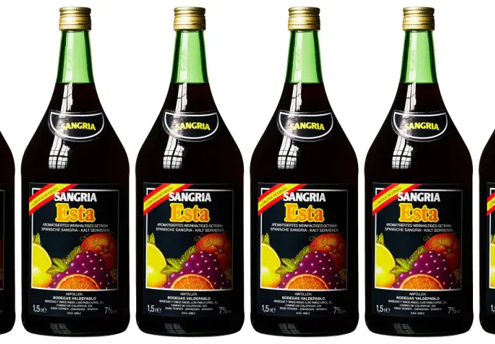 Sechs Flaschen Sangria "Esta" mit 7% vol. Alkoholgehalt, dekoriert mit Früchten.