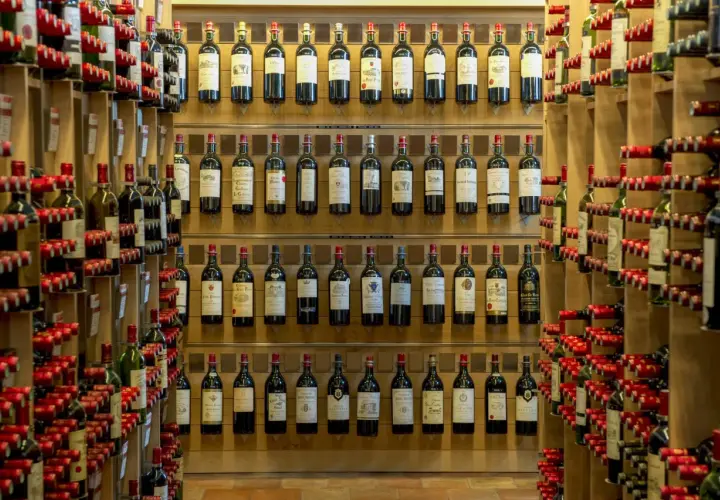 Weinregale voller Flaschen, darunter viele aus Saint-Émilion. Eine beeindruckende Auswahl für Weinliebhaber.