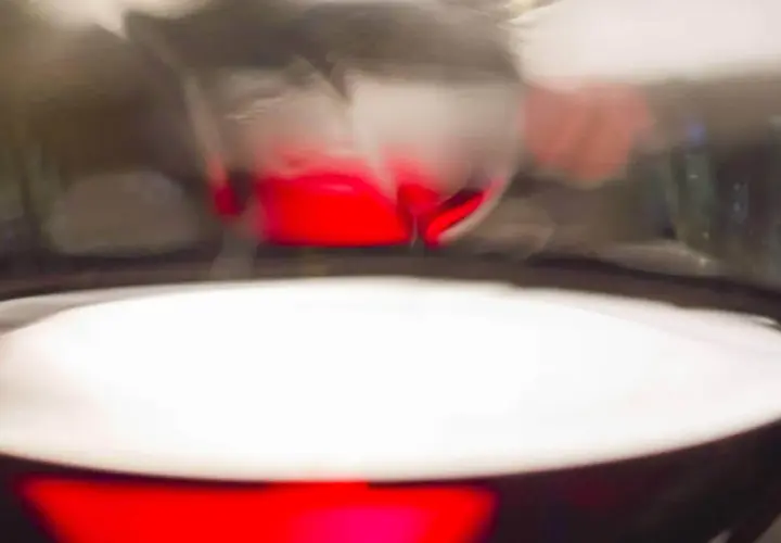 Ein Glas mit tiefrotem Wein, das als Rotwein-Ersatz für ein Gericht dient.