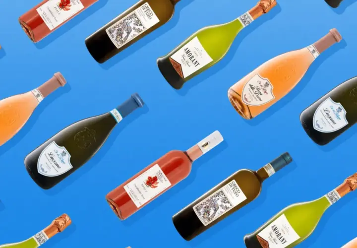 Eine Auswahl an Flaschen, die die 10 besten italienischen Weine repräsentieren könnten: Rosé, Weißwein und Schaumwein.