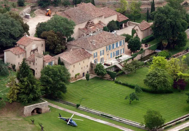Luftaufnahme des Weinguts Château Miraval mit Hubschrauber auf dem Rasen.
