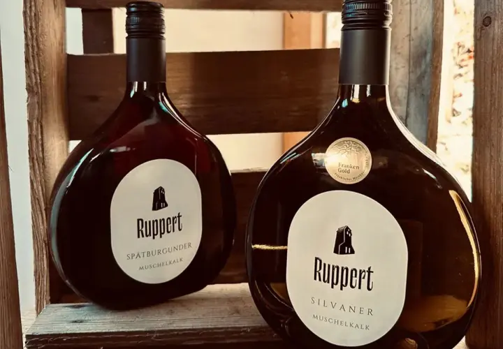 Zwei Flaschen Ruppert Wein, Spätburgunder und Silvaner, aus einem Weingut in Franken.