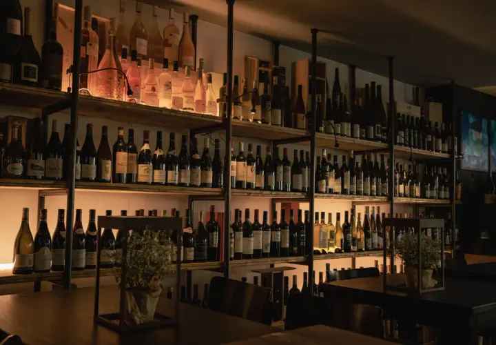 Regale voller Flaschen, die auf einen besonderen Wein aus Hamburg warten.