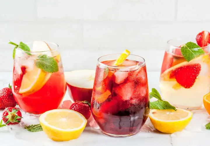 Erfrischendes Rezept für rote Sangria mit frischen Erdbeeren, Zitronen und Minze. Perfekt für heiße Tage!