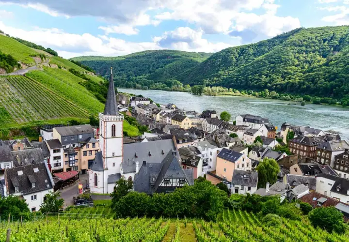Dorf am Fluss mit Weinbergen und Kirche, Deutschland.