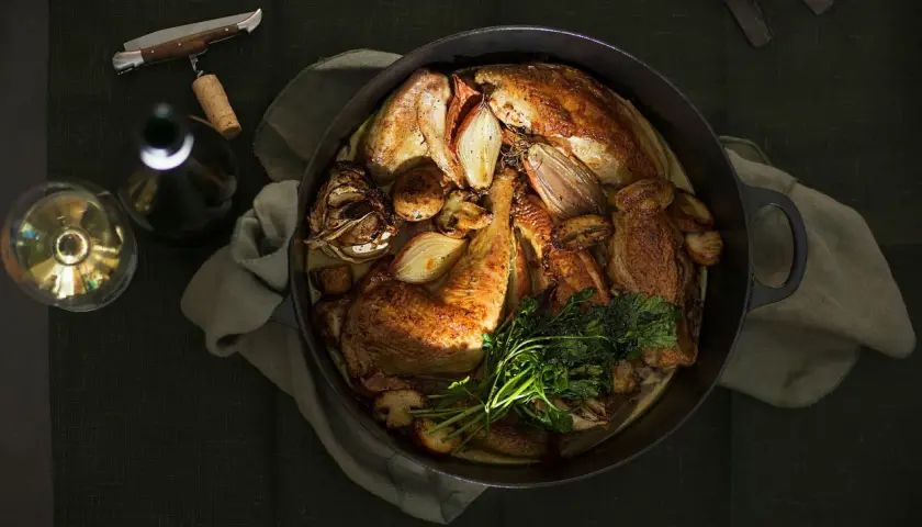 Brathähnchen mit Zwiebeln und Pilzen, dazu ein Glas Wein, das den **Riesling Geschmack** unterstreicht.