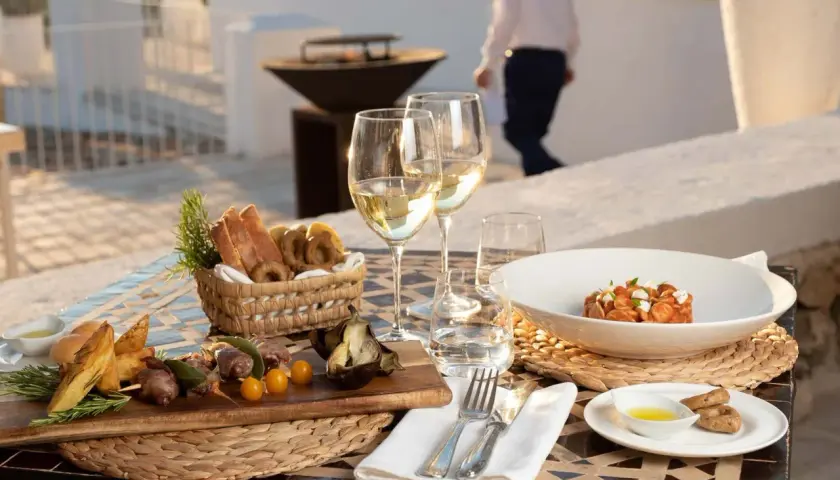 Ein festliches Abendessen im Salento, Italien. Köstliche Speisen, Wein und die warme Abendsonne.
