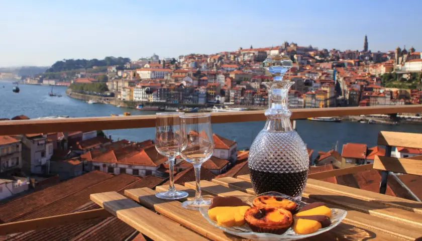 Genießen Sie verschiedene Portwein-Sorten mit Gebäck und Blick auf Porto.