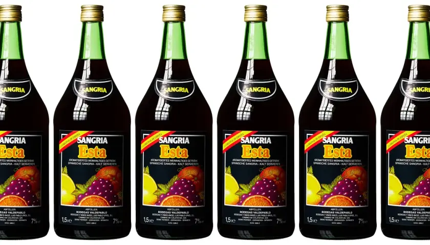 Sechs Flaschen Sangria "Esta" mit 7% vol. Alkoholgehalt, dekoriert mit Früchten.