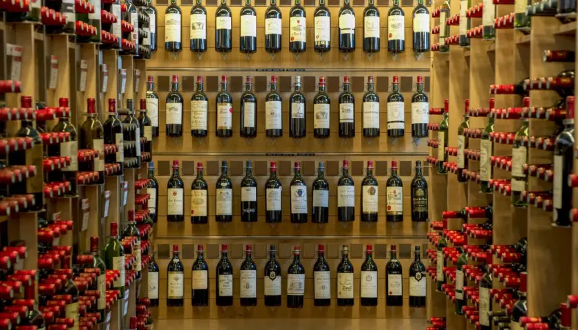 Weinregale voller Flaschen, darunter viele aus Saint-Émilion. Eine beeindruckende Auswahl für Weinliebhaber.