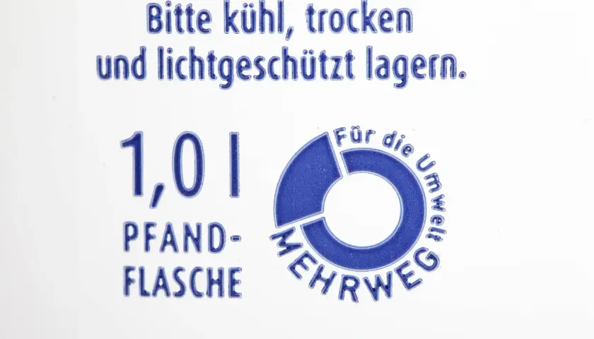 1,01 € Pfand auf diese Mehrweg-Flasche. Bitte kühl, trocken und lichtgeschützt lagern. Gut für die Umwelt!