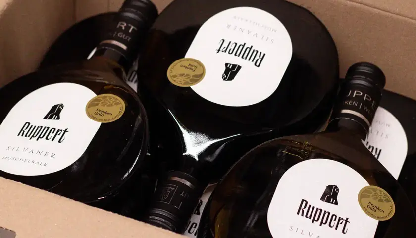 Mehrere Flaschen Ruppert Silvaner Muschelkalk, der beste Silvaner aus Franken, in einer Kartonverpackung.
