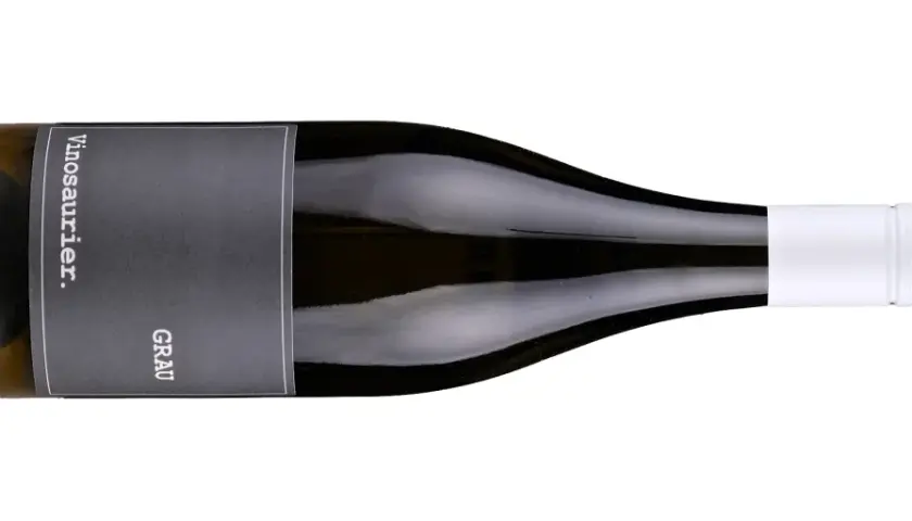 Flasche Wein mit dem Etikett "Vinosaurier. GRAU". Die Farbe des Weins ist ein zartes Grauburgunder.