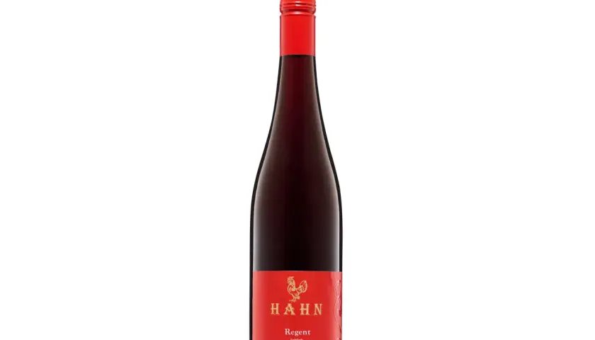 Flasche Rotwein der Marke HAHN, Sorte Regent, mit rotem Etikett und Hahn-Logo.