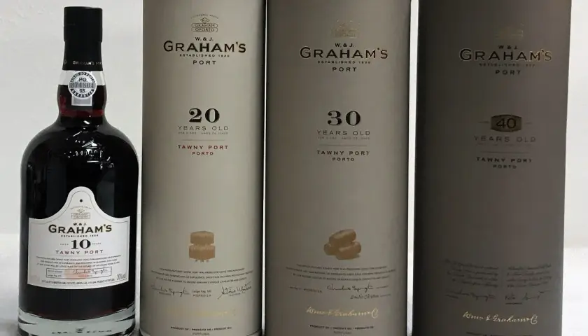 Flaschen und Röhren von Graham's Portwein: 10, 20, 30 und 40 Jahre alt. Ein Unterschied zwischen Portwein und Rotwein ist die Reifezeit.