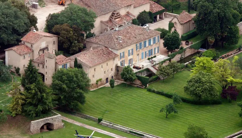 Luftaufnahme des Weinguts Château Miraval mit Hubschrauber auf dem Rasen.