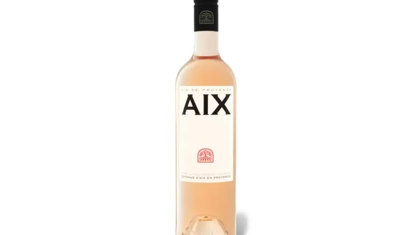 Flasche Roséwein von Maison Saint Aix, Vin de Provence, mit dem Etikett "AIX" und dem Siegel "Coteaux d'Aix en Provence".