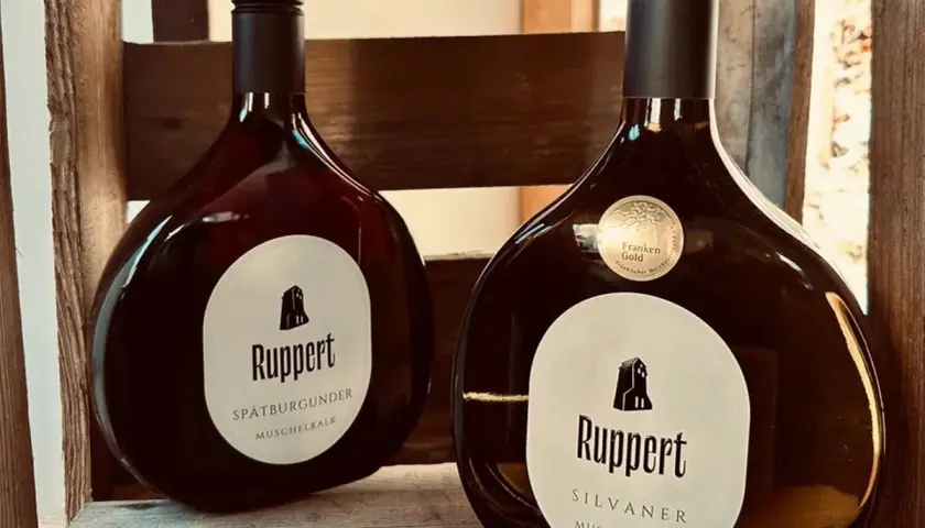 Zwei Flaschen Ruppert Wein, Spätburgunder und Silvaner, aus einem Weingut in Franken.