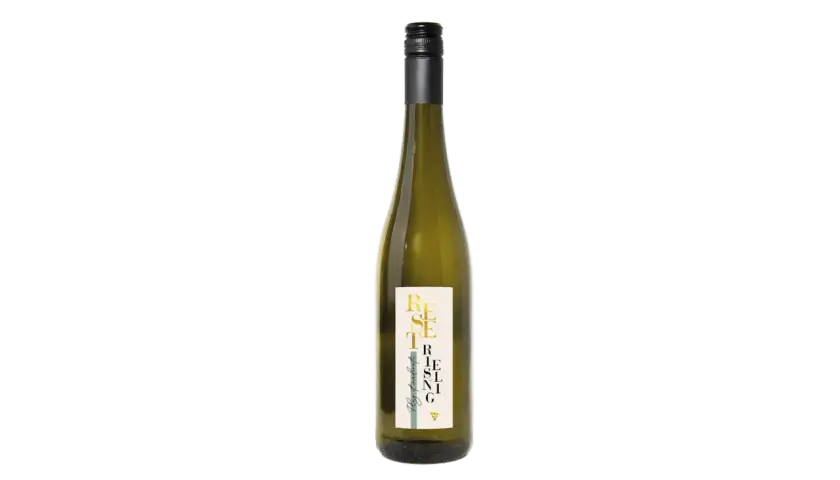 Flasche mit gelbem Etikett, auf dem "Riesling" steht. Ein Wein aus Mainz-Kostheim.