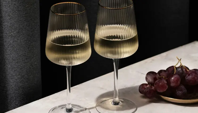 Zwei Gläser Weißwein, vielleicht Sauvignon Blanc und Grauburgunder, stehen bereit. Der Unterschied liegt im Geschmack.
