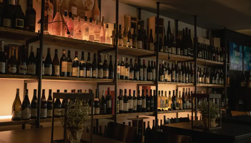 Regale voller Flaschen, die auf einen besonderen Wein aus Hamburg warten.