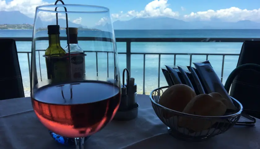 Ein Glas Roséwein und frische Brötchen am Gardasee. Ein echter Geheimtipp Weingut Gardasee für einen entspannten Abend.