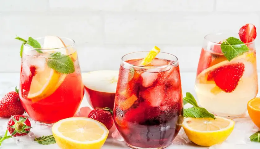 Erfrischendes Rezept für rote Sangria mit frischen Erdbeeren, Zitronen und Minze. Perfekt für heiße Tage!