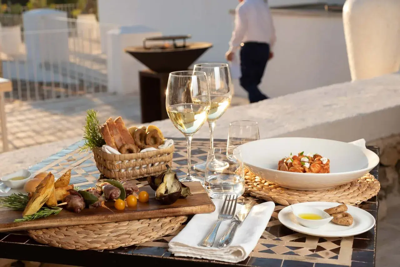 Ein festliches Abendessen im Salento, Italien. Köstliche Speisen, Wein und die warme Abendsonne.